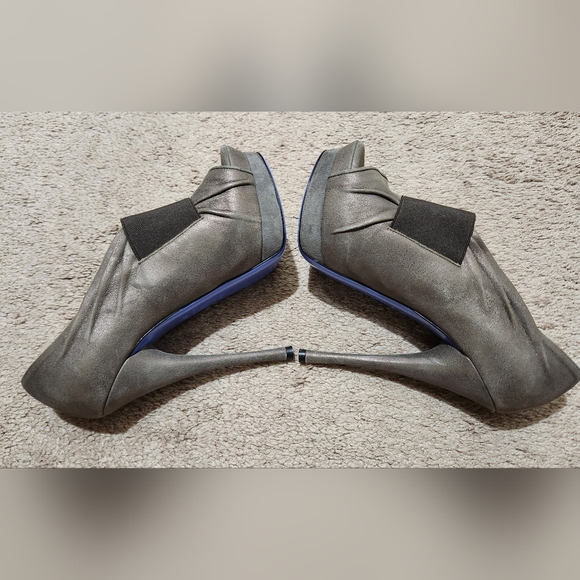 💥 Authentic💥 Versace Taupe Leather Platform Peep Toe Pumps Size 7.5M - Picture 5 of 9